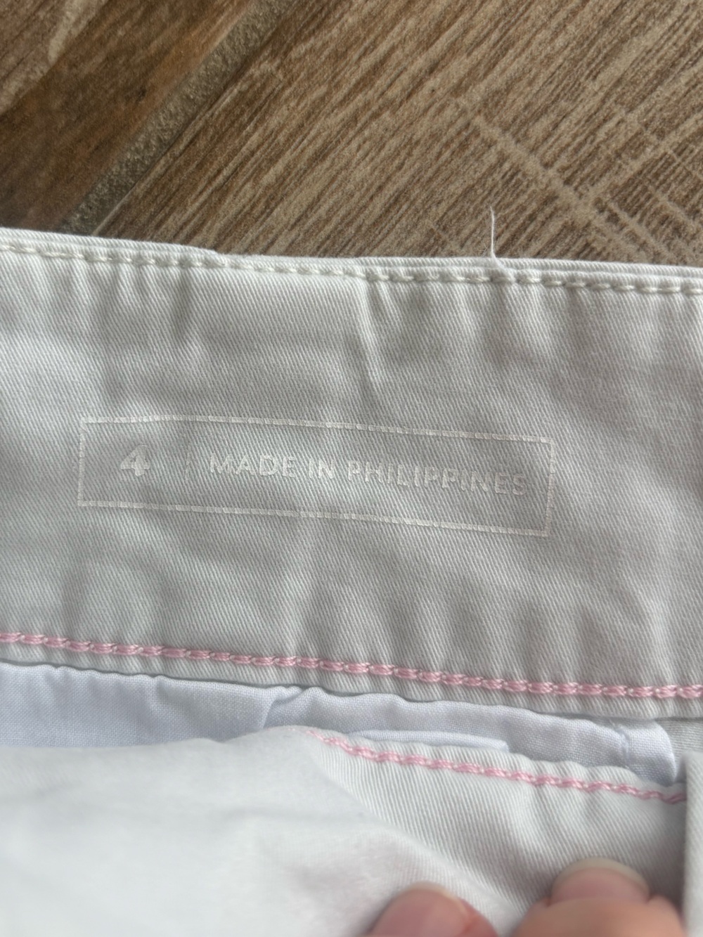 Vineyard Vines light kahaki Women's Cotton Bermuda Shorts great condition - Picture 4 of 7